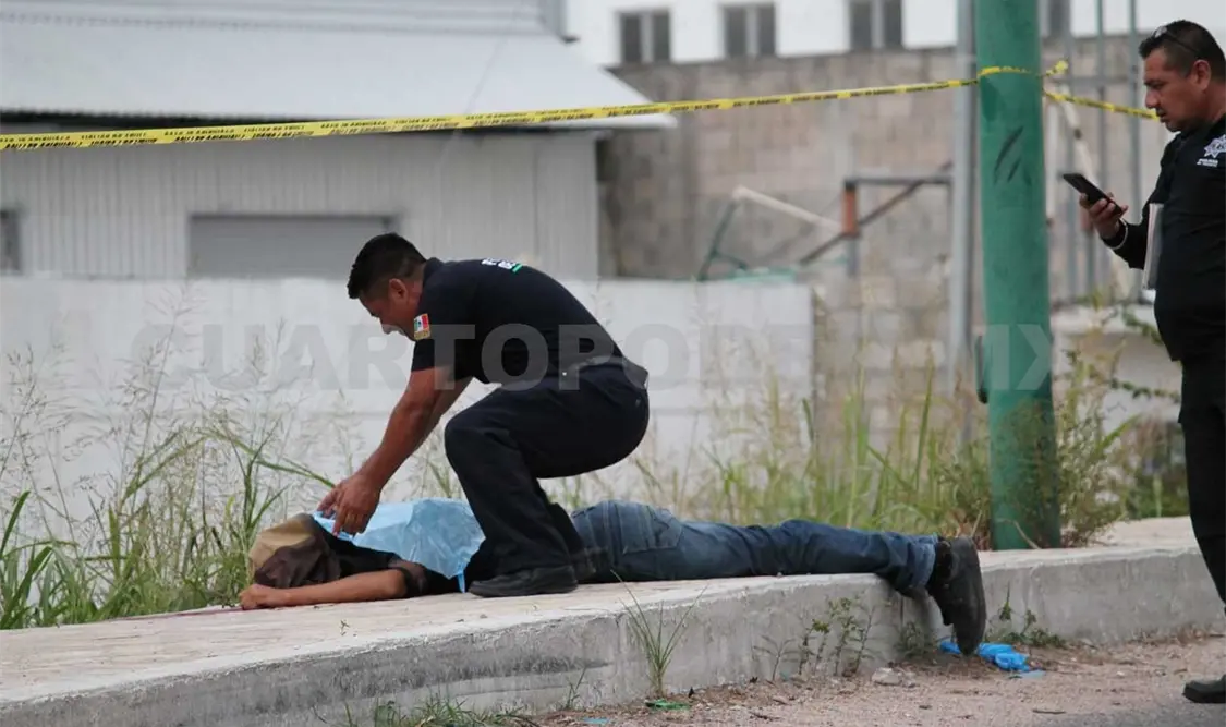 Fallece motociclista al estrellarse contra poste