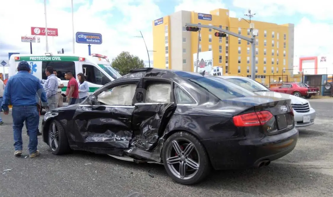 Camioneta se estrella en auto de lujo; un lesionado