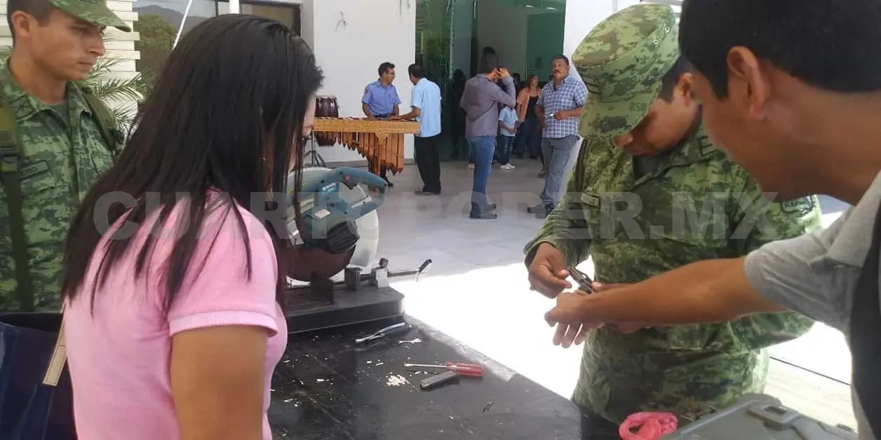 Mujer arma y desarma pistola… y no es policía