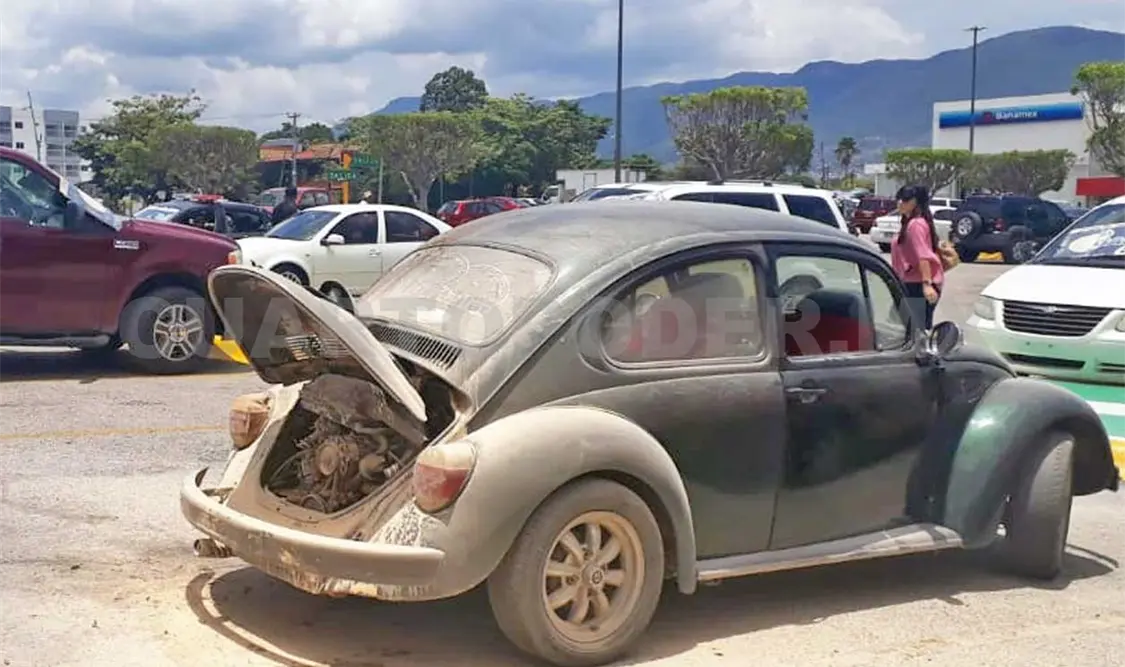 Sedán explota tras cortocircuito