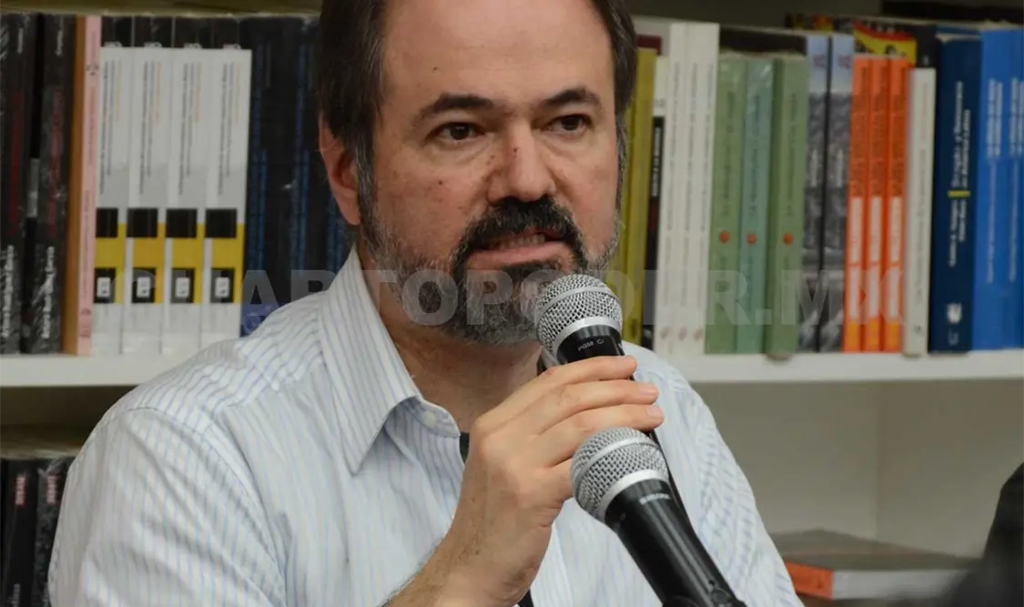 Juan Villoro en la presentación de un libro en la sede del Fondo de Cultura Económica en Tuxtla. Cortesía