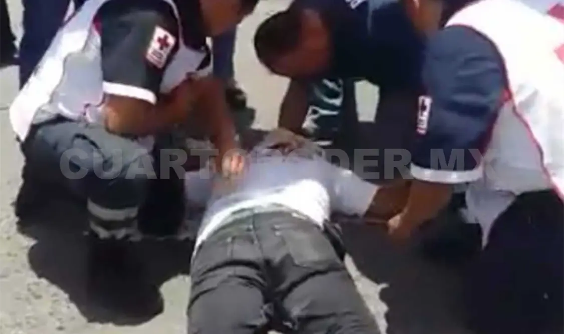 Paramédicos de la Cruz Roja Mexicana arribaron para la valoración de la víctima, siendo trasladado a una institución médica. Edberg Mayorga / CP