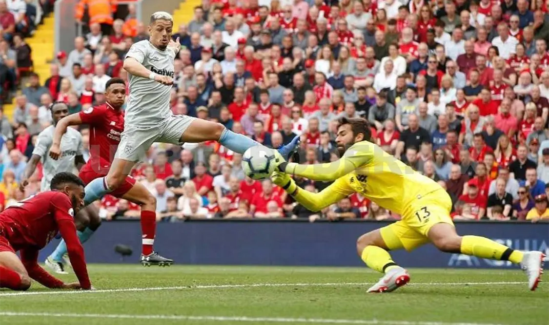 Liverpool golea a West Ham y “Chicharito”
