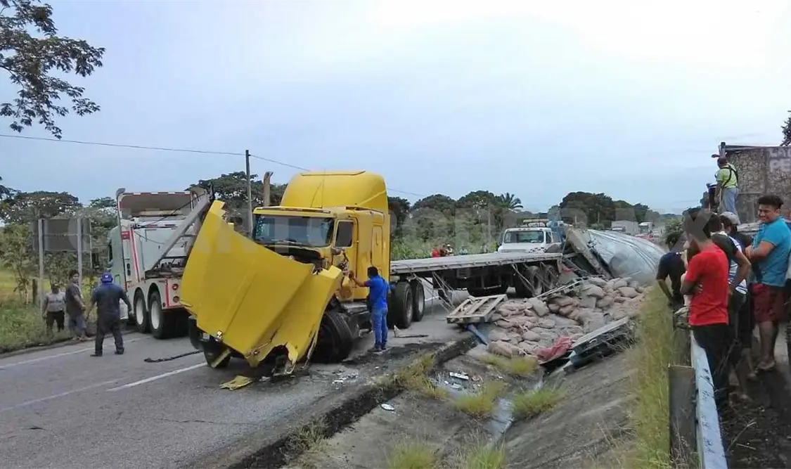 Vuelca coloso cargado de cemento, en la Costa