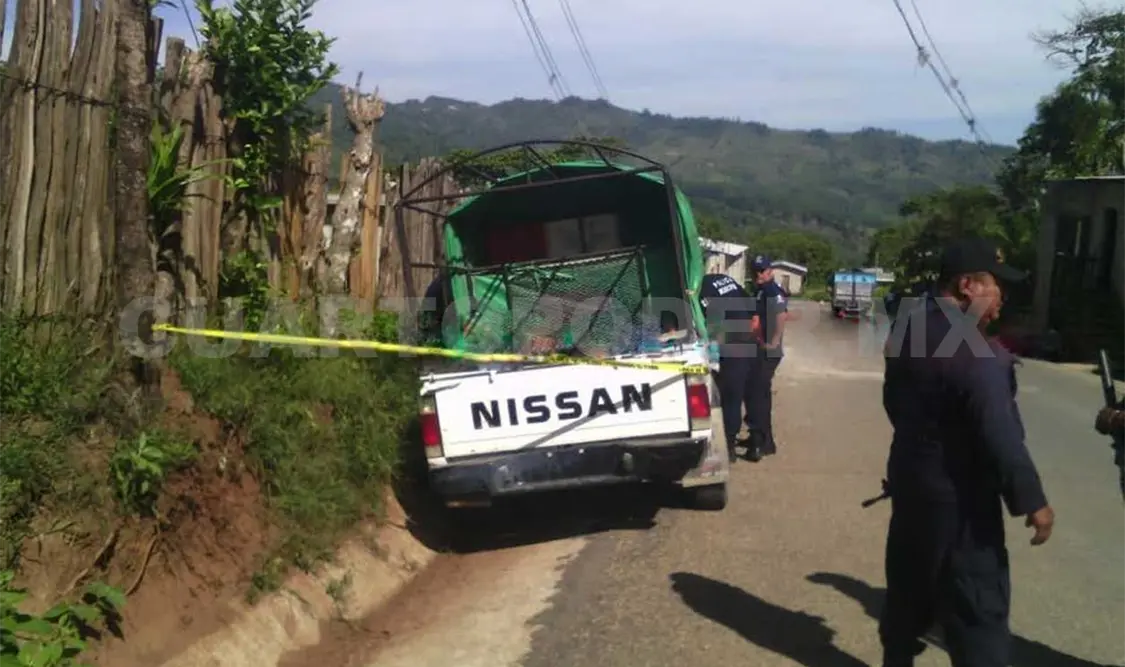 Ejecutan a balazos a sujeto al interior de una camioneta