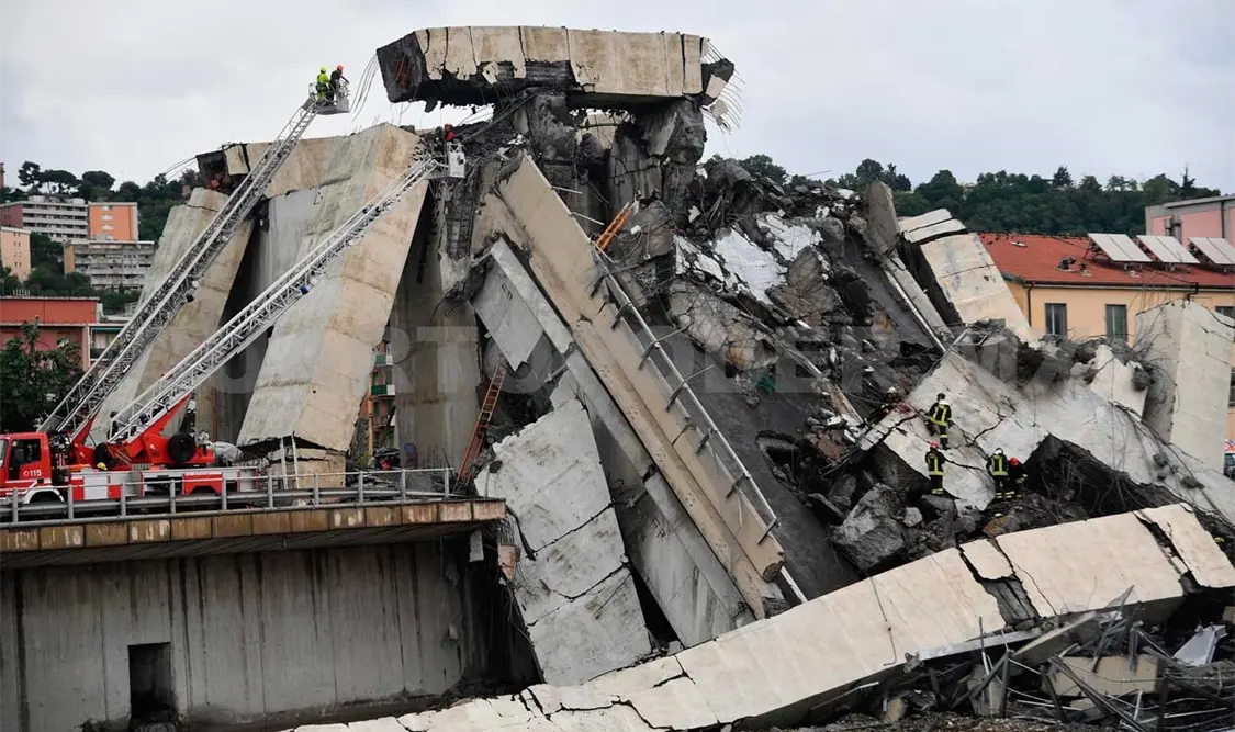 Al menos 35 muertos al caer puente en Génova