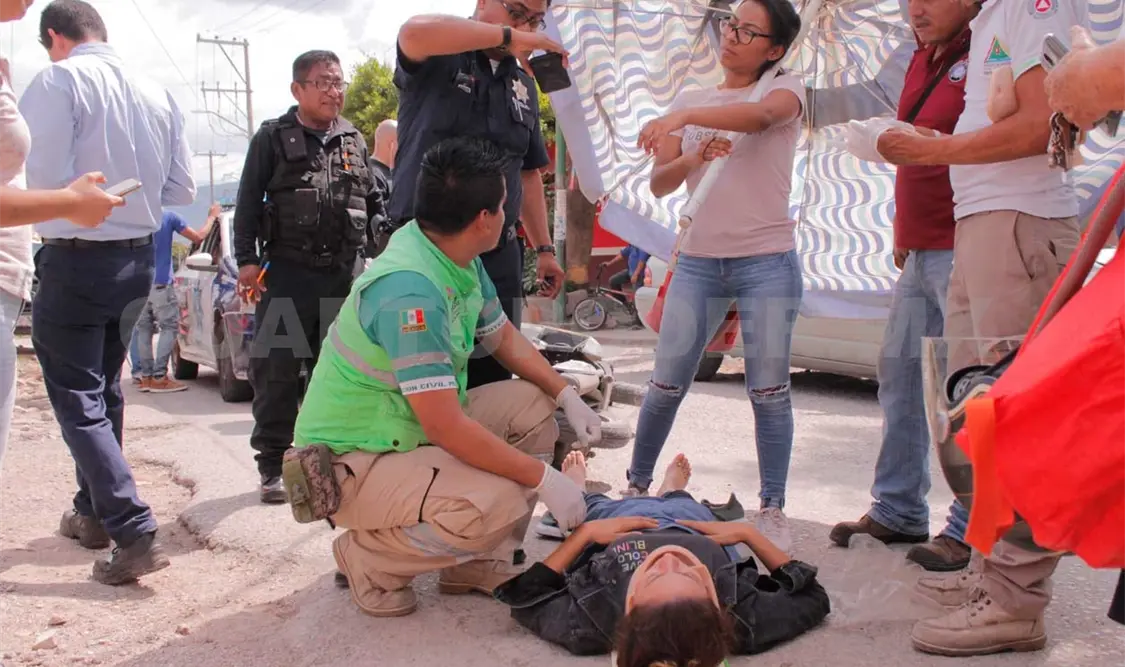 Dama motorizada es embestida por sedán