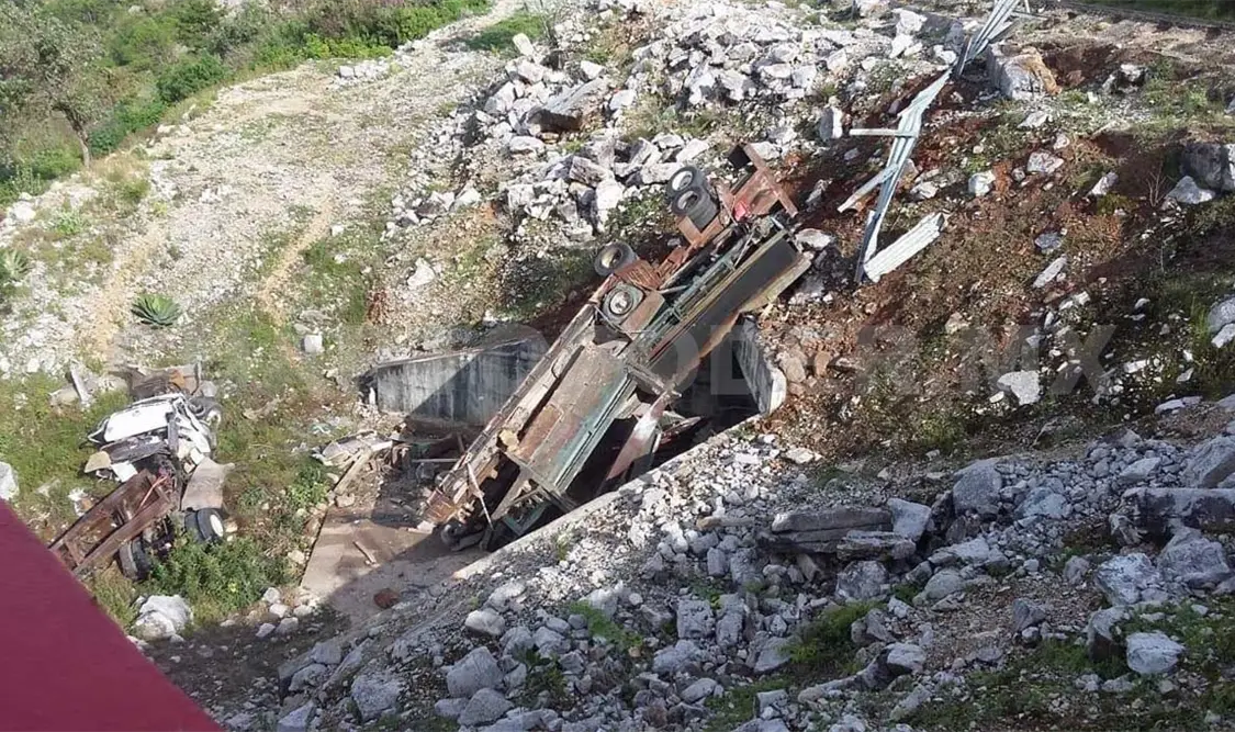 Camión cayó a barranco; dos personas lesionadas
