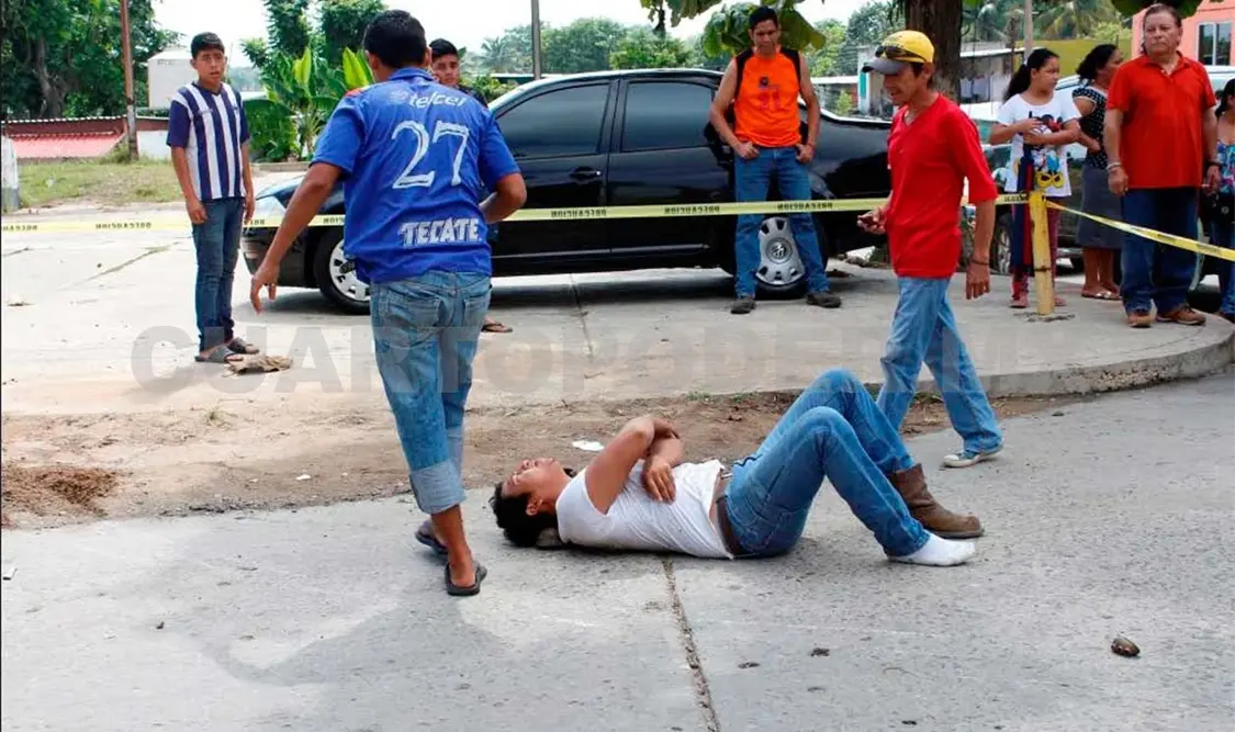 Motorista hospitalizado al ser arrollado por taxi