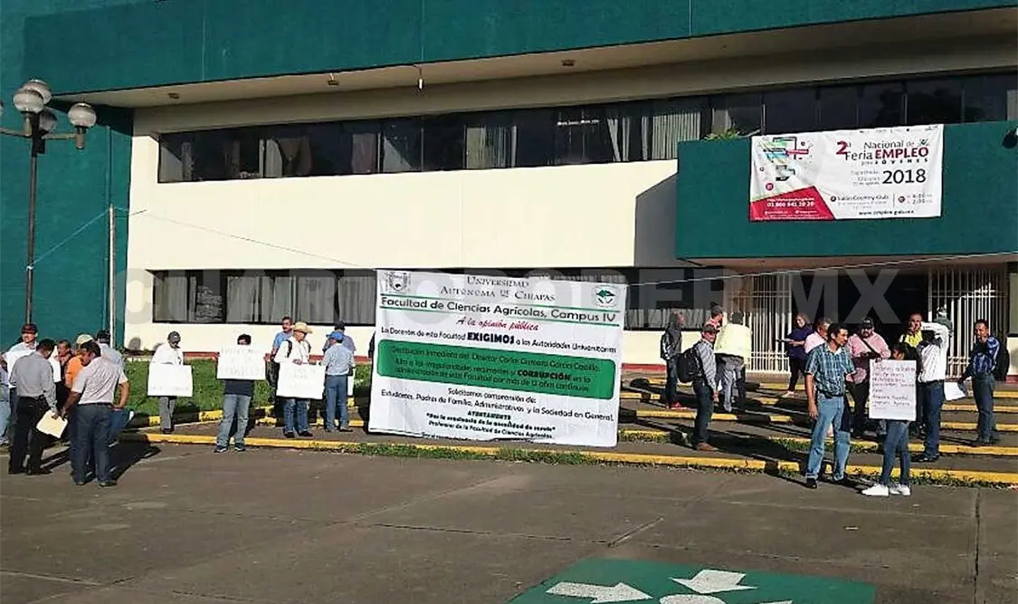 Docentes protestan frente a la Unidad Administrativa
