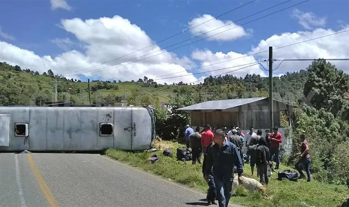 Volcadura de autobús deja a 41 turistas lesionados