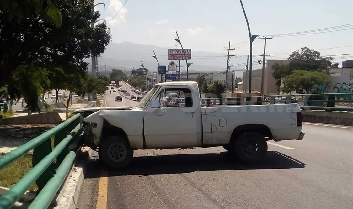 Acelerado conductor choca y se da a la fuga