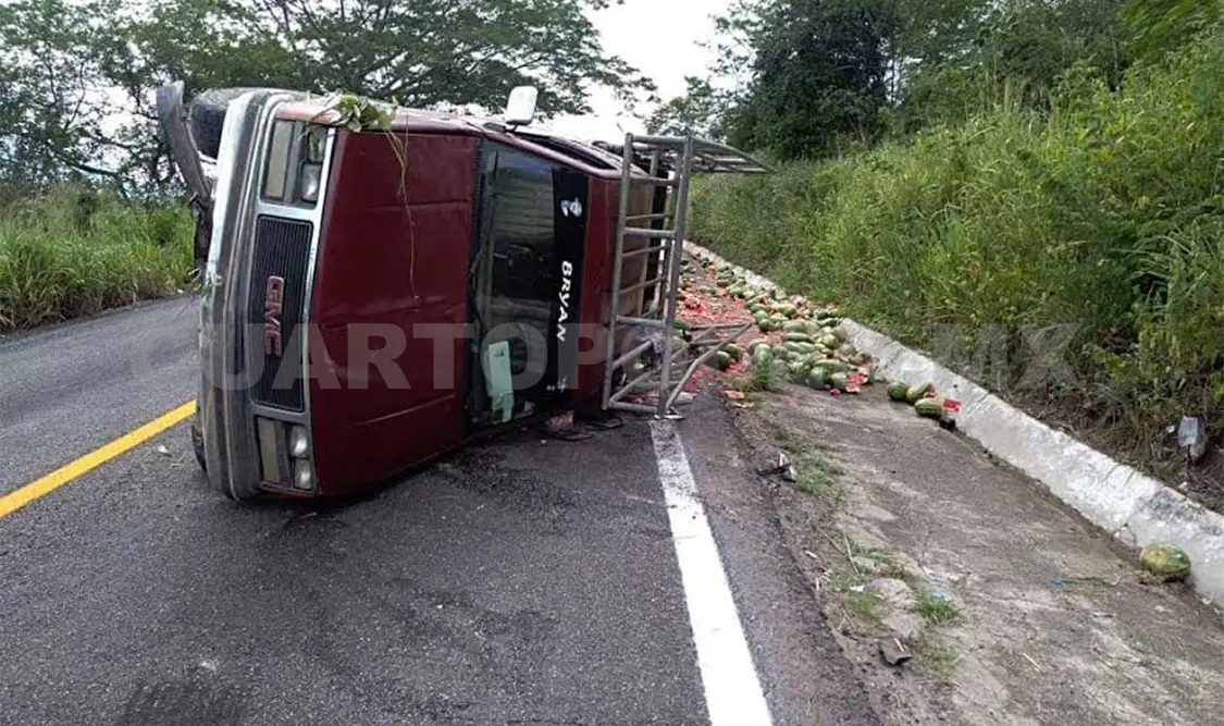 Vuelca camioneta cargada con sandias, dos lesionados