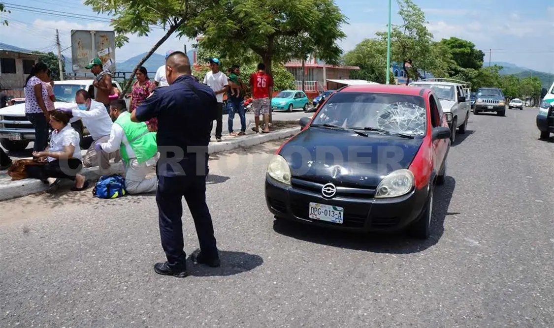 Mujer y su bebé en brazos son arrollados en bulevar