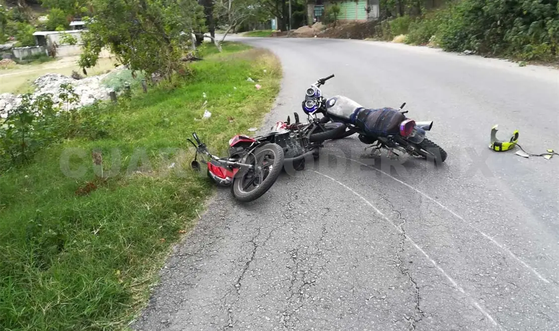 Choque de motociclistas deja cuatro sujetos heridos