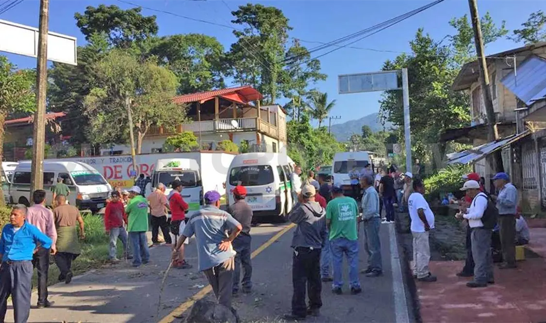Comuneros de Bella Vista bloquearon este día la carretera federal que comunica de Cacahoatán hacia Unión Juárez. Ramón García / CP