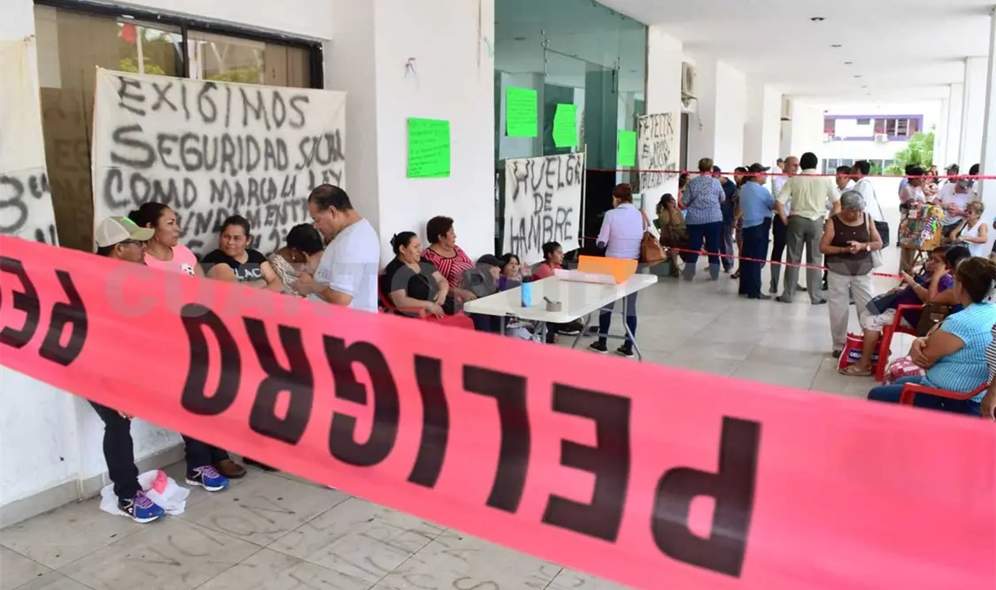 Policías se declaran en huelga de hambre