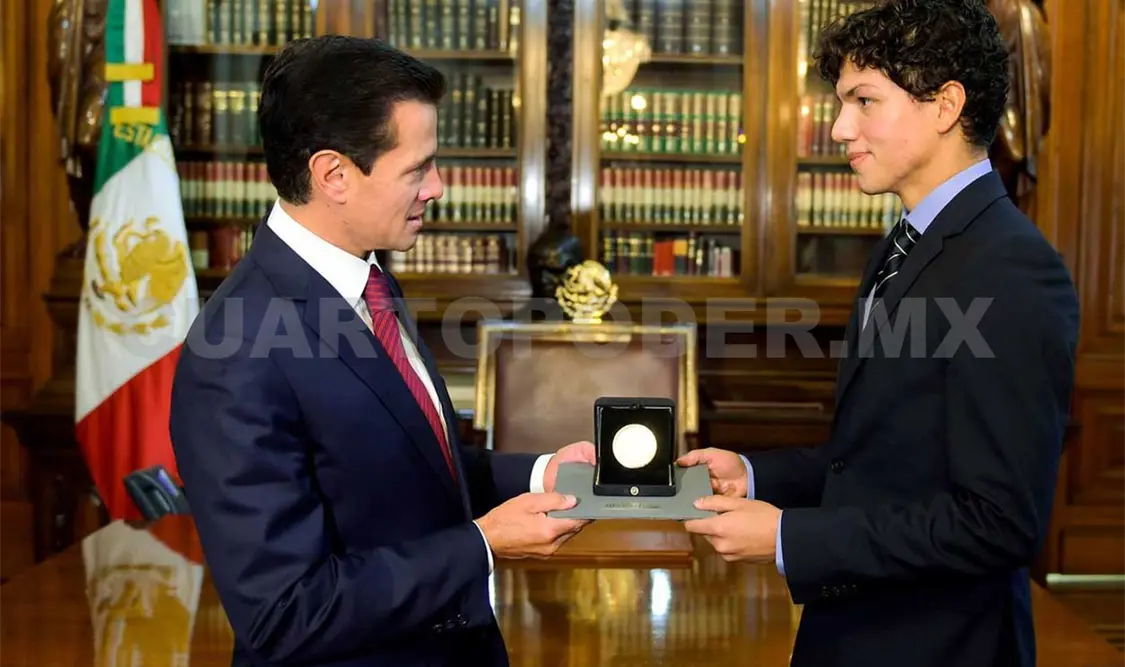 EPN entregó Medalla Bellas Artes a Isaac Hernández
