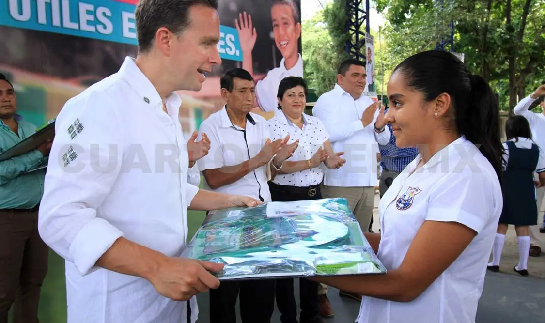 Entrega MVC paquetes escolares a estudiantes del nivel básico