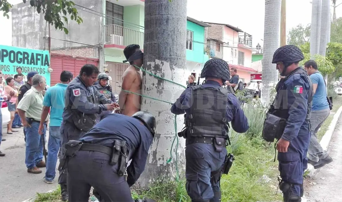 Desnudan, amarran y golpean a presunto asaltante en Tuxtla