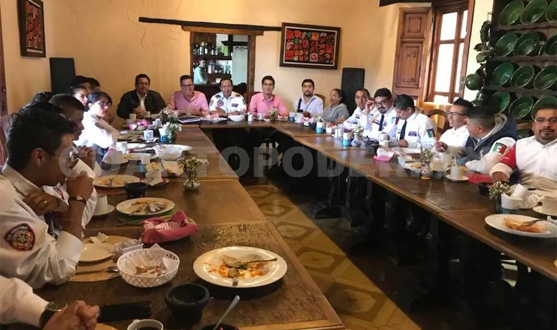 Con un desayuno, bomberos de SCLC celebraron su día