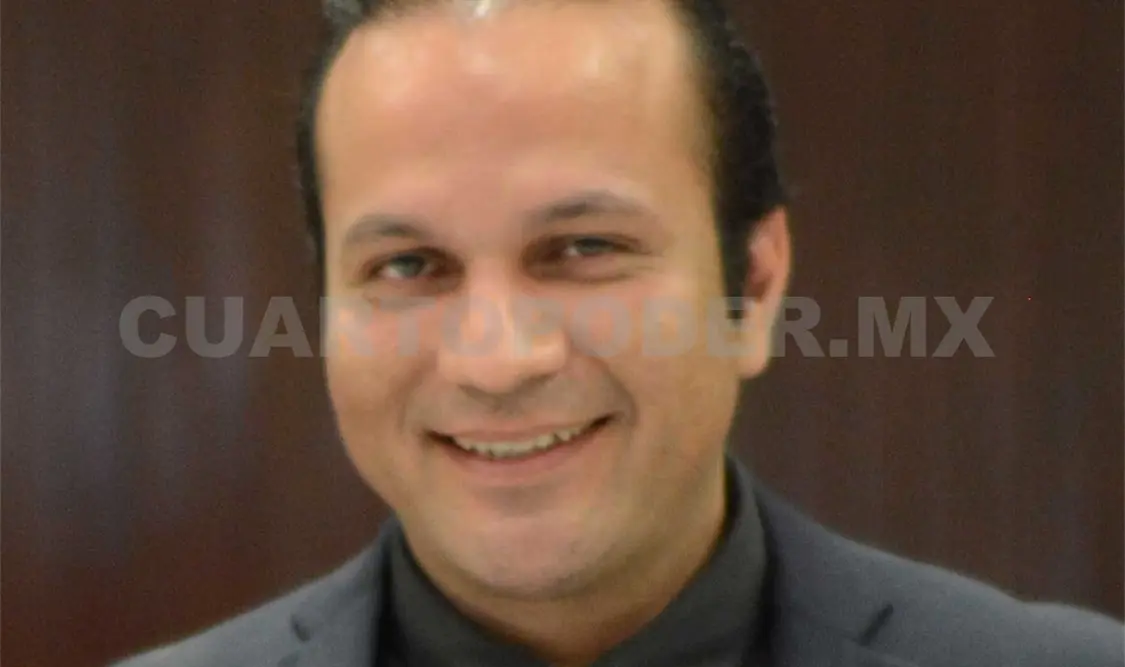 Gabriel Suárez Coello, coautor del libro La justicia en México, junto a su esposa. Darwin Mendoza