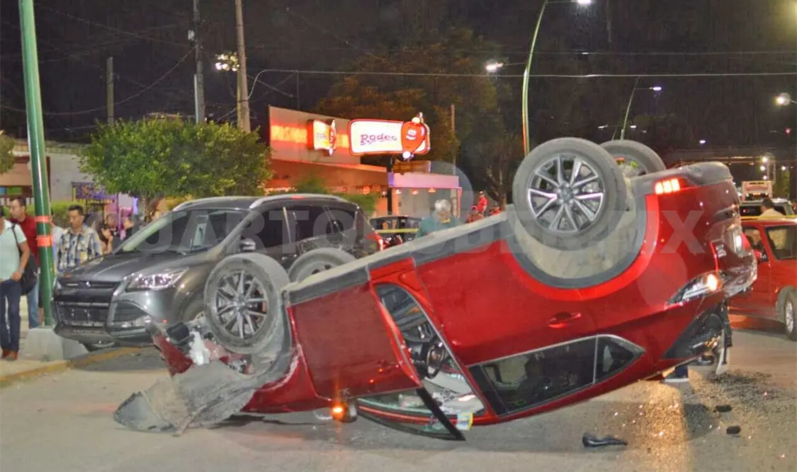 Ebrio conductor volcó su automóvil en un bulevar