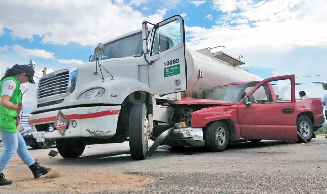 Destruyó su camioneta al estrellarse contra una pipa