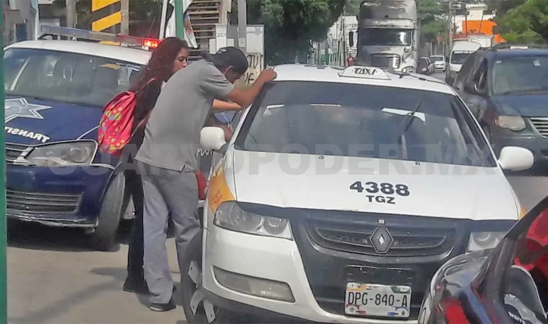 Taxista se pasó el semáforo y es impactado por Neon