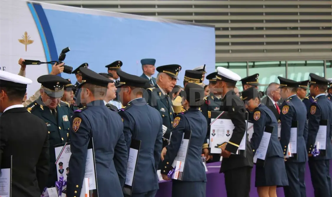 Salvador Cienfuegos Zepeda durante la graduación de 287 alumnos del Heroico Colegio Militar, Julio Álvarez Arellano. Agencias