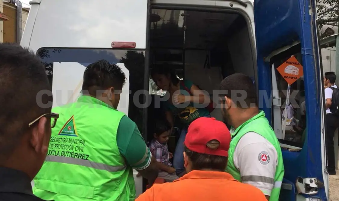Paramédicos de Protección Civil Municipal realizaron la valoración de las dos personas al interior de la ambulancia. Edberg Mayorga / CP