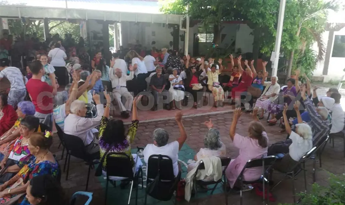 Celebra DIF día del abuelo en albergues