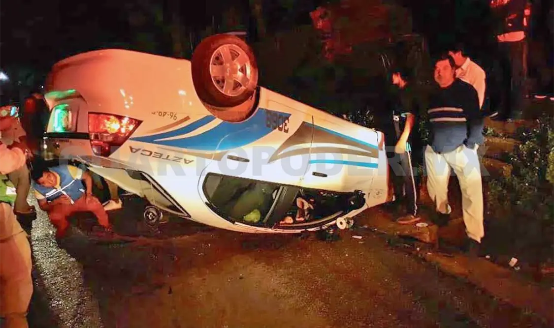 Choque deja auto sedán volcado; una persona herida