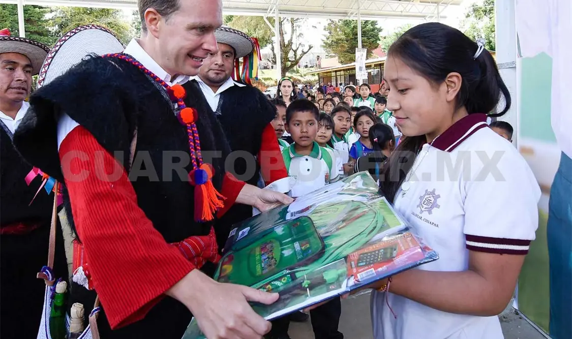 Niñas y niños de Larráinzar recibieron paquetes escolares