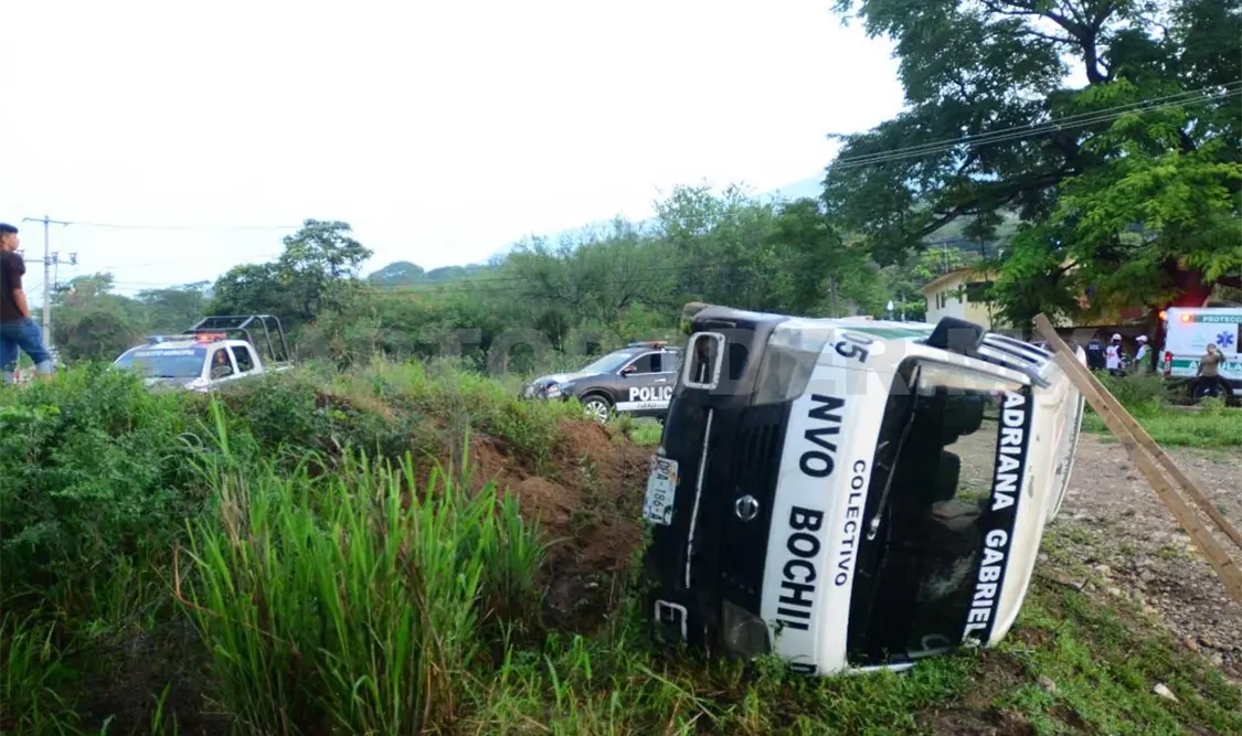 Volcadura de colectivo deja 12 usuarios heridos