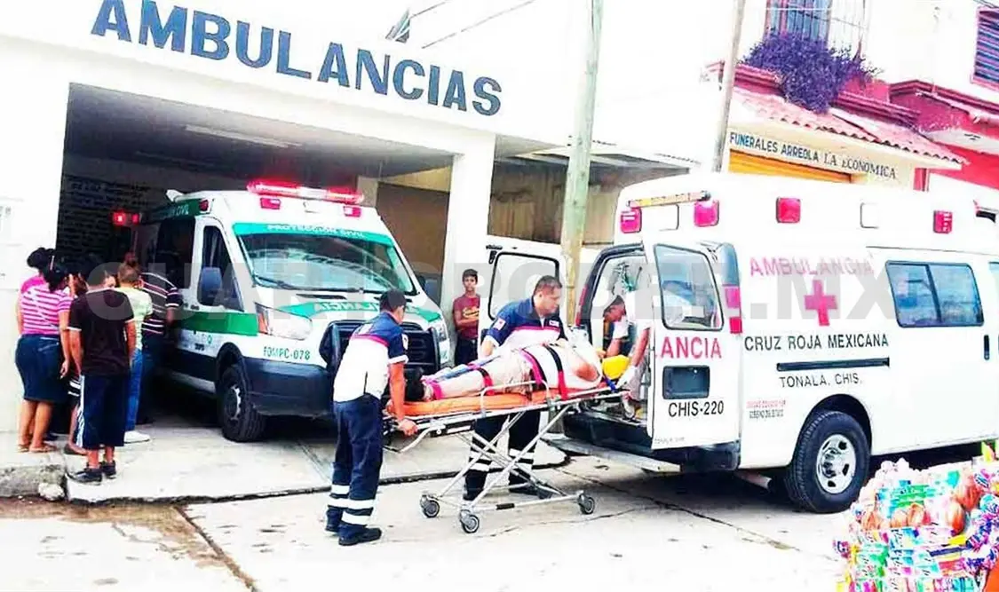Balean a chofer y pasajero en violento asalto a combi