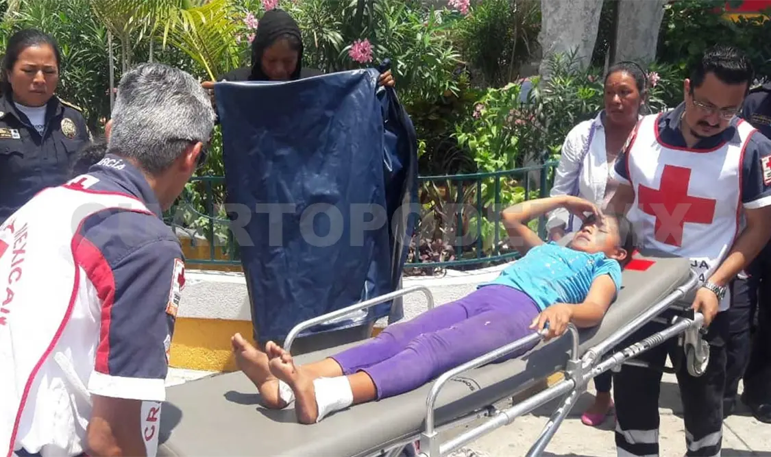 Paramédicos de la Cruz Roja Mexicana trasladaron a Estrellita Monserrat “N”, de 11 años de edad, a un hospital para recibir atención médica. Rafael Cabrera / CP