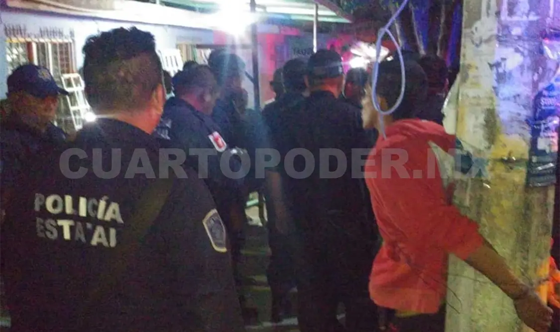 Luego de varios minutos de diálogo con la enardecida turba, los oficiales lograron rescatar de ser linchado al presunto asaltante. Rafael Cabrera / CP