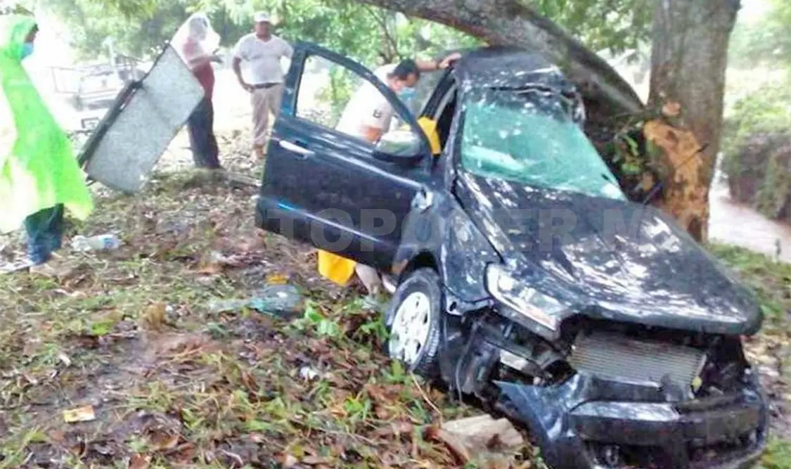 Al parecer fue el exceso de velocidad lo que provocó que el conductor perdiera el control de su vehículo y tras caer a un barranco se estrelló contra un árbol y le ocasionara su deceso de forma instantánea. CP