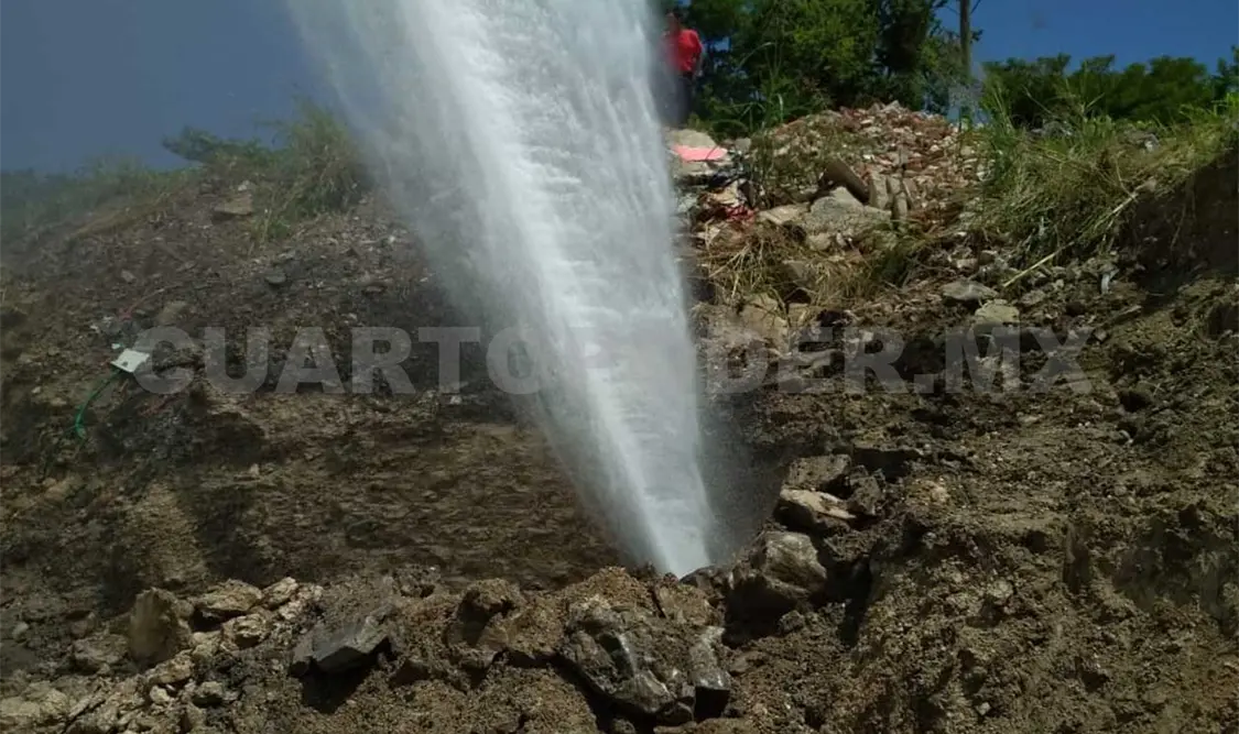 Constructora rompe línea de agua potable