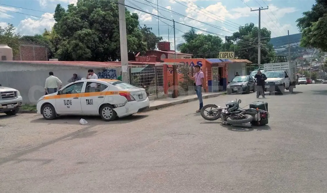 Moto se estrella contra imprudente taxista