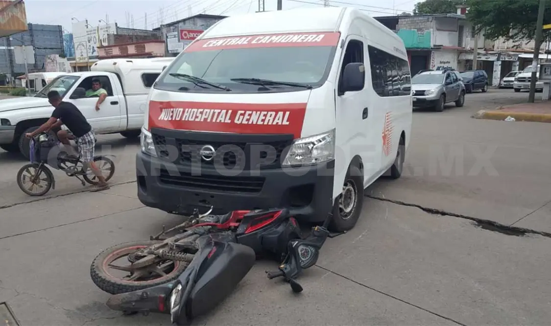 Combi embiste a moto; deja un lesionado