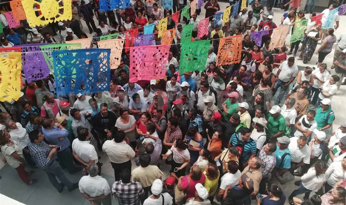 Los manifestantes enardecidos cerraron el edificio reteniendo a todos. Avisaín Alegría / CP