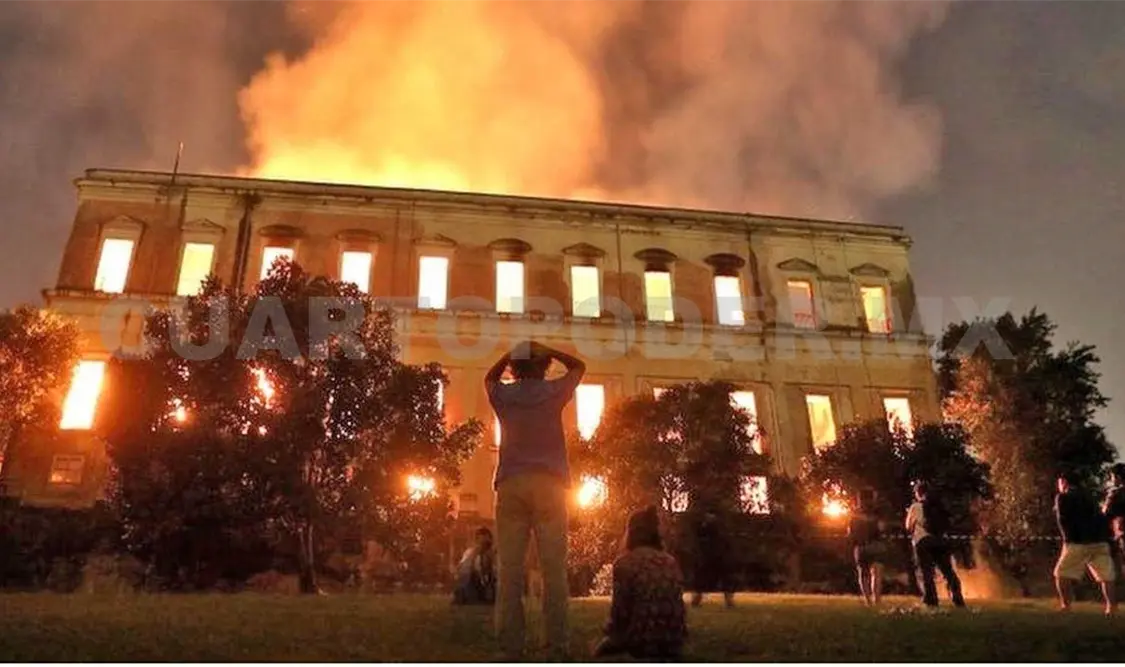 Imágenes del incendio ocurrido la noche del domingo. Cortesía