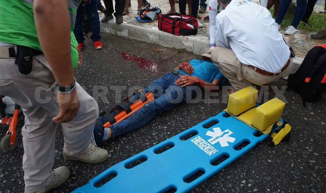 El conductor de una Urvan atropelló brutalmente a un estudiante cuando intentaba cruzar la carretera. Luis Castellanos / CP
