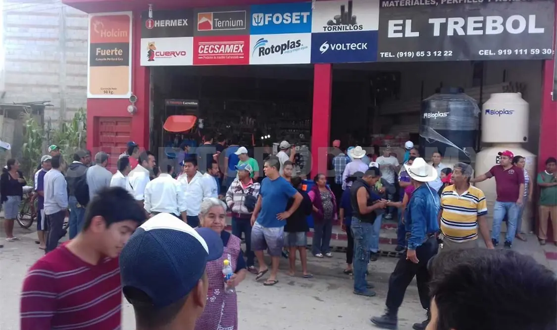 Sujetos armados y con uniformes clonados de la policía, irrumpieron en una tienda de materiales del municipio de Bochil. Ramiro López / CP
