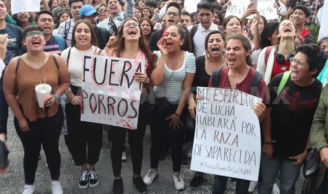 Alumnos de la UNAM se manifestaron para exigir al rector Graue Wiechers que expulse a los grupos porriles. El Universal