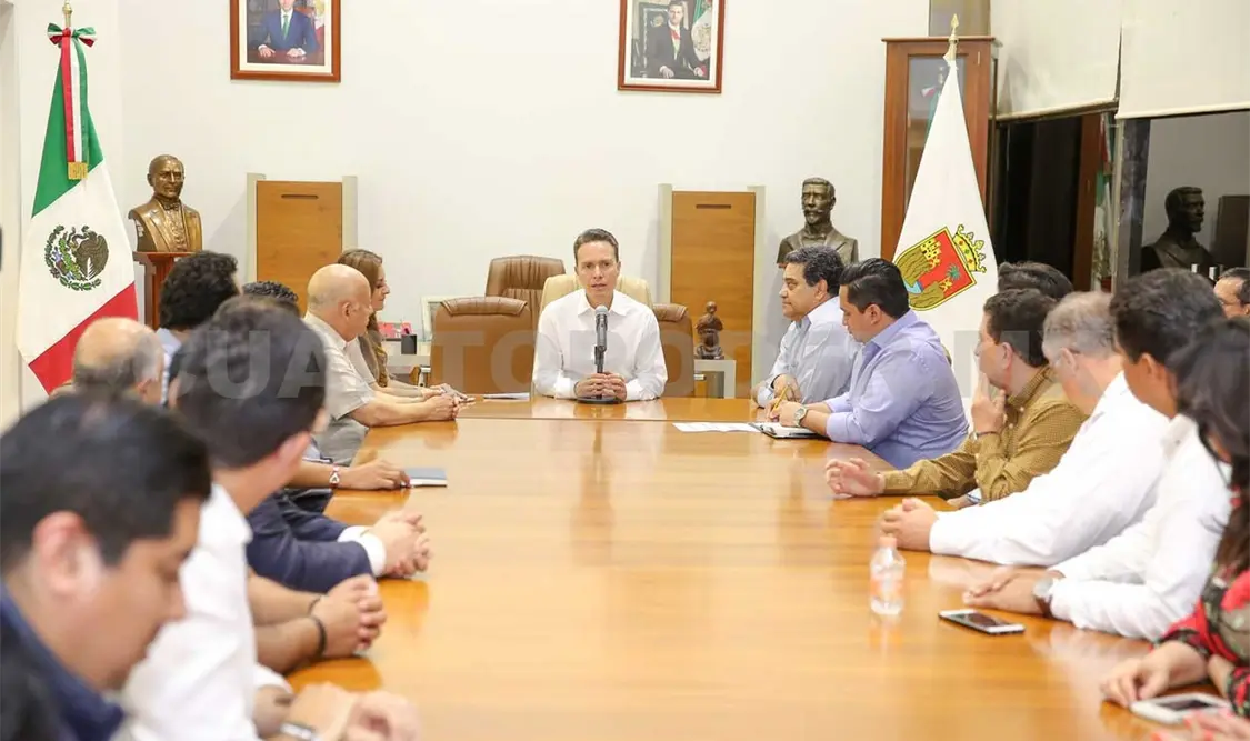 El mandatario estatal se reunió con integrantes de su gabinete y representantes de los poderes Legislativo y Judicial. CP