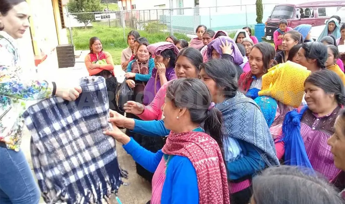 Mujeres artesanas del programa “Abrigando Corazones chiapanecos”, fueron beneficiadas con la entrega de cobijas. Manuel Martínez / CP
