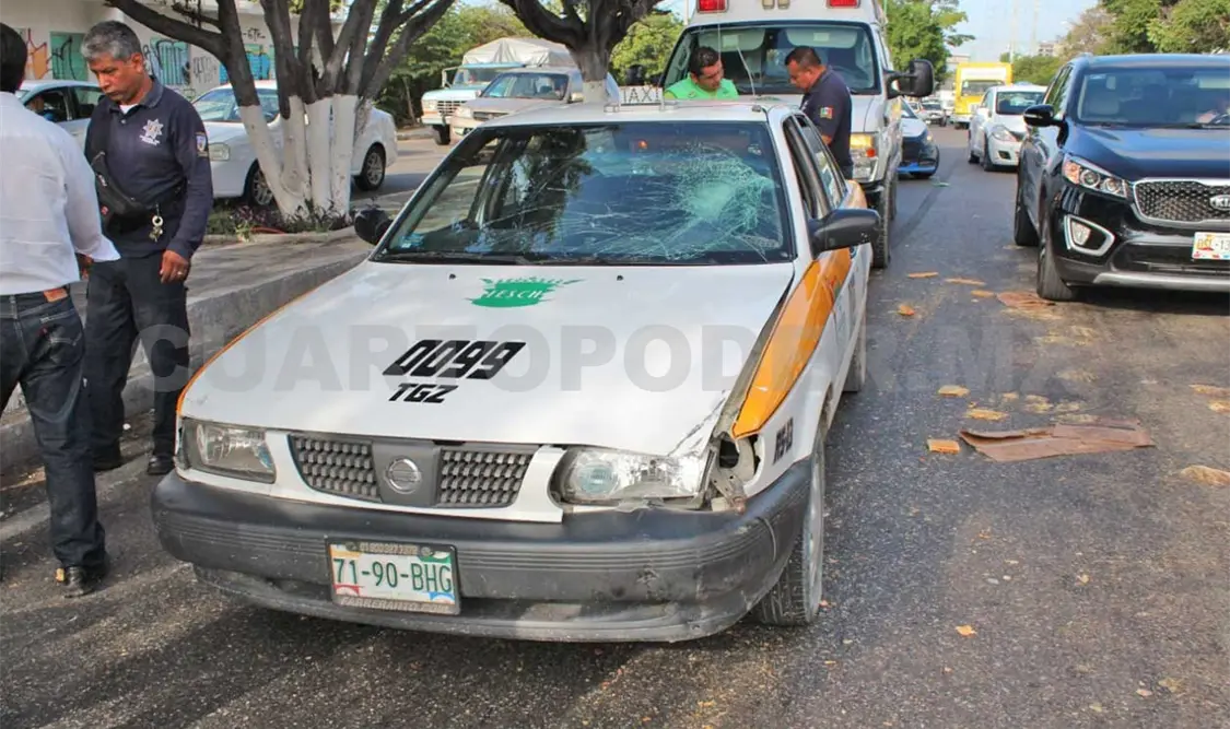 La falta de precaución del motorista, quien al intentar incorporarse al carril de alta provocó que el conductor de la unidad de pasaje lo embistiera. Edberg Mayorga / CP